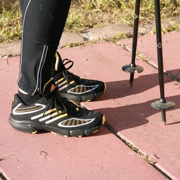 Füße und Stöcke eines Nordic Walkers