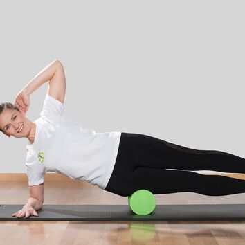 Katja roll ihren Oberschenkel auf einer Faszienrolle aus