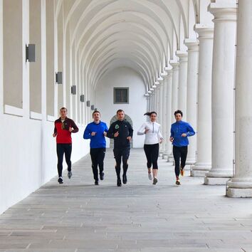 Gruppe Läufer in der Innenstadt von Dresden